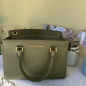 Olive green Michael Khors bag, in perfect conditio